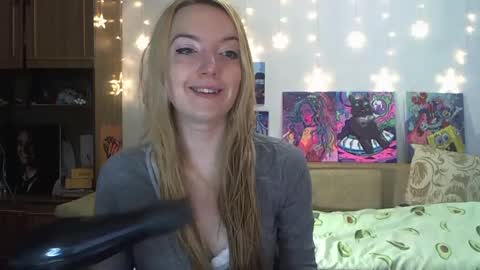 Snapshot of sophiasonata chatting on December 3, 11:22 am SophiaSonata online show from December 3, 11:22 am