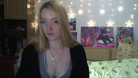 Snapshot of sophiasonata chatting on December 3, 3:22 pm SophiaSonata online show from December 3, 3:22 pm