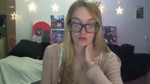 Snapshot of sophiasonata chatting on December 18, 9:32 pm SophiaSonata online show from December 18, 9:32 pm