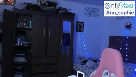 Snapshot of sophie_dolly_ chatting on October 27, 6:56 pm sophie doll online show from October 27, 6:56 pm