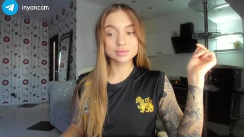 Snapshot of sophie_in chatting on December 18, 8:09 am Sonya online show from December 18, 8:09 am