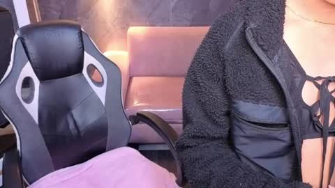 sophie_jones_b online show from April 9, 12:32 pm