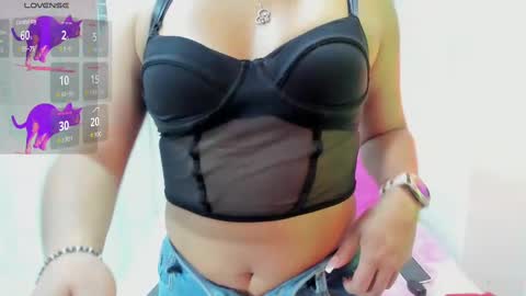 Snapshot of sophie_new25 chatting on March 5, 12:33 pm sophie_new25 online show from March 5, 12:33 pm