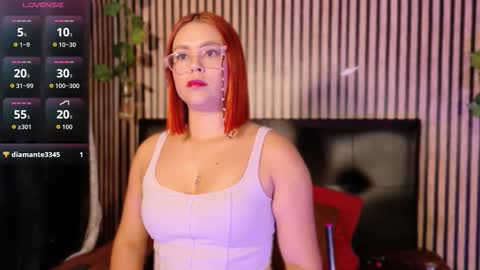 Snapshot of sophie_new25 chatting on October 7, 12:35 pm sophie_new25 online show from October 7, 12:35 pm