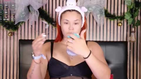 Snapshot of sophie_new25 chatting on December 16, 12:43 pm sophie_new25 online show from December 16, 12:43 pm