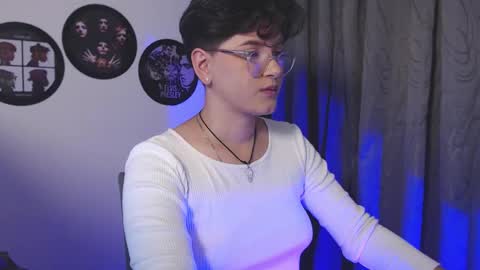 sophie_ross1 online show from December 2, 1:22 am