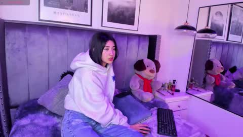 Snapshot of sophie_silverr chatting on September 25, 6:11 pm Sophie online show from September 25, 6:11 pm