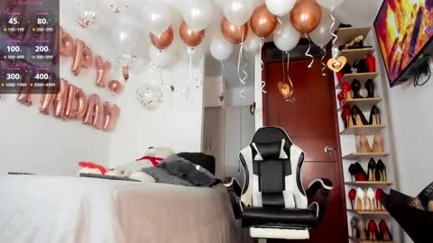 sophiebaker__ online show from November 3, 4:14 am