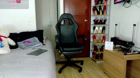 sophiebaker__ online show from April 12, 1:54 am