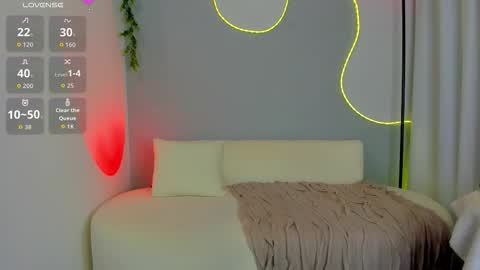 Snapshot of sophiee_s chatting on December 2, 10:05 pm Sophie online show from December 2, 10:05 pm