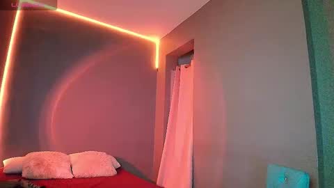 Snapshot of sophiejuicy_ chatting on December 4, 6:01 am sophiejuicy_ online show from December 4, 6:01 am