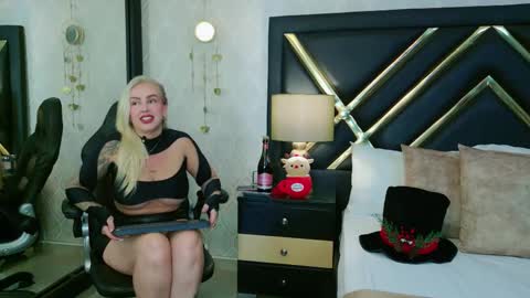 Snapshot of sophiewinslow chatting on November 7, 1:44 pm SophieWinslow online show from November 7, 1:44 pm