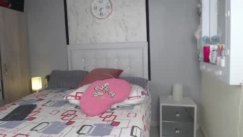 Snapshot of sopphiefox chatting on December 19, 1:39 am Sofia online show from December 19, 1:39 am