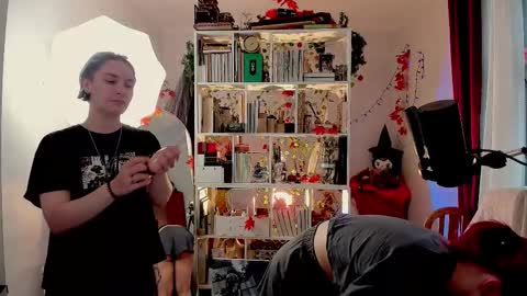 Snapshot of sova_energy chatting on November 4, 1:43 pm Leah online show from November 4, 1:43 pm