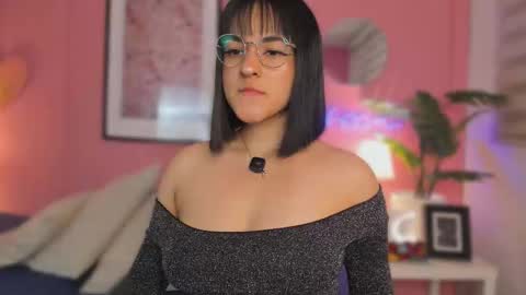 Snapshot of soysaraa_ chatting on December 2, 5:35 am Aleja online show from December 2, 5:35 am