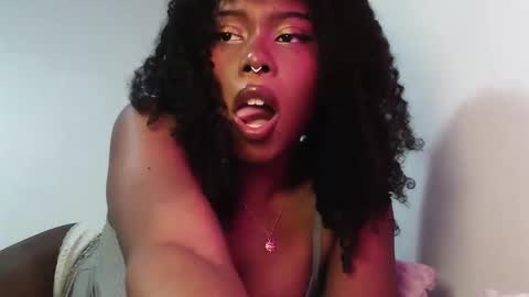 Snapshot of sparklingsoleil chatting on November 19, 2:06 pm Soleil online show from November 19, 2:06 pm