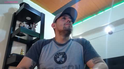 Snapshot of spartacus_cam chatting on December 23, 6:00 am     online show from December 23, 6:00 am