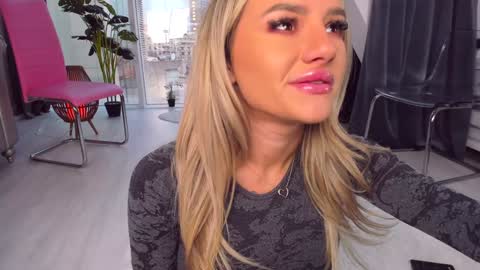 Anna online show from December 12, 1:28 pm