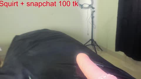 Snapshot of squirtle_girl chatting on December 25, 7:24 pm Lizzy online show from December 25, 7:24 pm