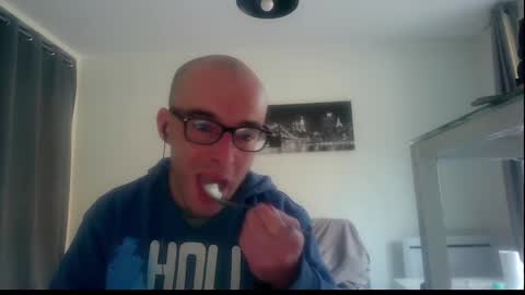 Snapshot of ssenzo chatting on December 26, 8:39 am ssenzo online show from December 26, 8:39 am