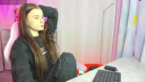 Stacey GMT5 Mo Tu We Th Fr Sa 3am -10am online show from December 6, 1:51 am