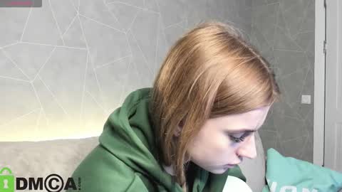 Stacey GMT5 Mo Tu We Th Fr Sa 3am -10am online show from December 22, 1:13 am