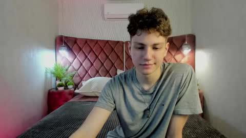 Snapshot of stefanbev chatting on March 4, 7:53 pm Esrefan online show from March 4, 7:53 pm