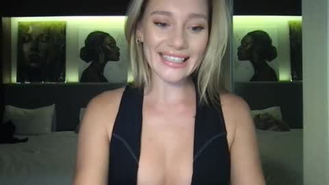 Stella online show from October 4, 1:53 pm