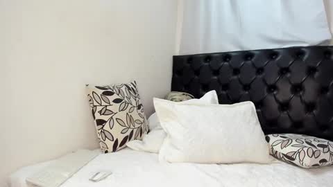 Snapshot of stephie01 chatting on February 14, 1:45 am estefania online show from February 14, 1:45 am