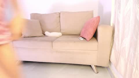 Zoe -INDEPENDENT MODEL online show from April 23, 11:20 am