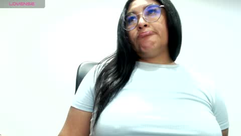 strawlux online show from April 14, 6:19 am