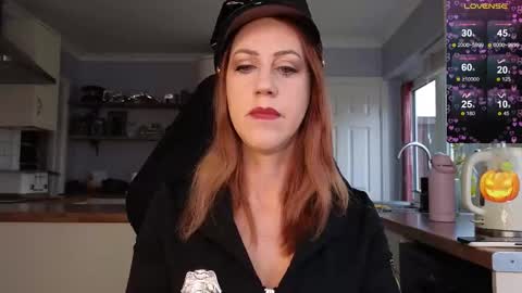 Amorina online show from October 31, 11:00 am