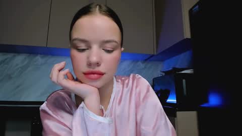 Snapshot of stuffed_cookie chatting on December 12, 7:52 am Mary online show from December 12, 7:52 am