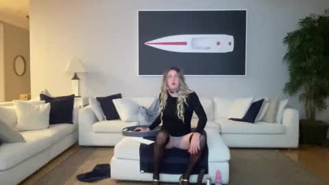 Snapshot of submiss14 chatting on November 11, 7:19 am Sissy Isabella online show from November 11, 7:19 am