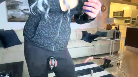 Snapshot of submiss14 chatting on December 16, 5:01 am Sissy Isabella online show from December 16, 5:01 am