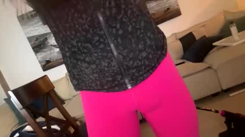 Snapshot of submiss14 chatting on December 17, 7:25 am Sissy Isabella online show from December 17, 7:25 am