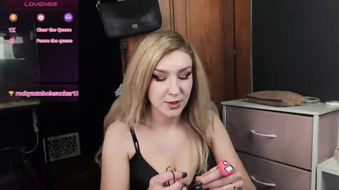 Snapshot of suburban_sickness chatting on March 10, 3:20 pm Polly online show from March 10, 3:20 pm