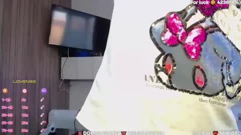 suchcute_ online show from March 4, 2:28 am