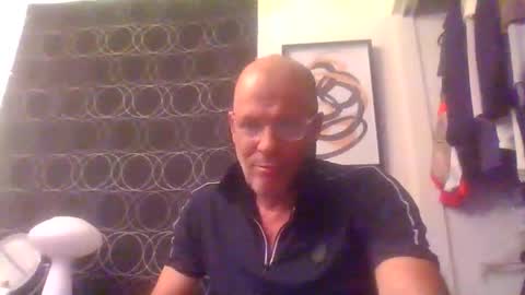 Snapshot of suckitu812 chatting on December 21, 8:32 am SUCKITU812 online show from December 21, 8:32 am