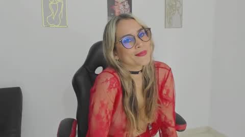 Snapshot of sugar_milff chatting on November 24, 1:44 pm sugar_milff online show from November 24, 1:44 pm