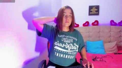 Snapshot of summer_girls01 chatting on November 25, 4:12 am summer_girls01 online show from November 25, 4:12 am