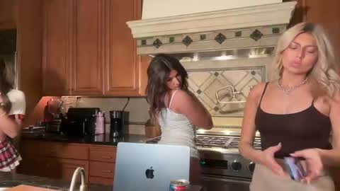 summerclarke2 online show from October 7, 6:43 am