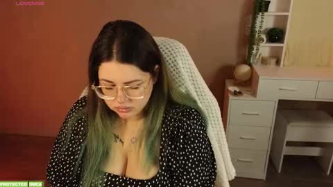 Snapshot of sunflower0907 chatting on November 6, 9:21 am Tina. Im topless model online show from November 6, 9:21 am