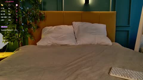 Snapshot of sunnyrisha chatting on October 18, 5:21 am Risha online show from October 18, 5:21 am