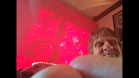 Snapshot of suntroll chatting on December 7, 3:19 pm Suntroll online show from December 7, 3:19 pm