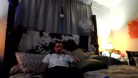 Snapshot of superd512 chatting on December 30, 9:16 am Guero Cash online show from December 30, 9:16 am