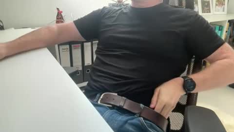 Snapshot of surfstar81 chatting on October 30, 9:00 am surfstar81 online show from October 30, 9:00 am