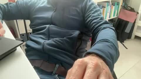 Snapshot of surfstar81 chatting on October 31, 11:22 am surfstar81 online show from October 31, 11:22 am