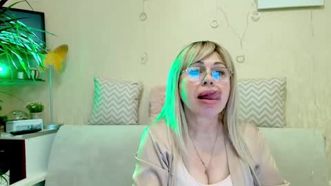 Snapshot of susienoreen chatting on March 7, 2:04 am SusieNoreen online show from March 7, 2:04 am