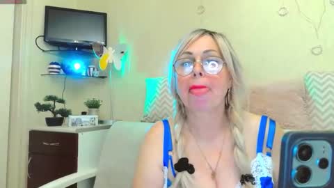 Snapshot of susienoreen chatting on October 9, 8:01 am SusieNoreen online show from October 9, 8:01 am